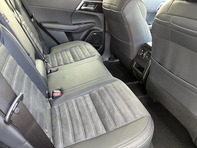 Mitsubishi OUTLANDER 2.4 PHEV Intense Nieuw uit voorraad leverbaar | Stoelverwarming voor | Lederen bekleding | Verwarmbaar stuurwiel | Adaptieve Cruise Control | Parkeersensoren voor- en achter | 8 jaar fabrieksgarantie