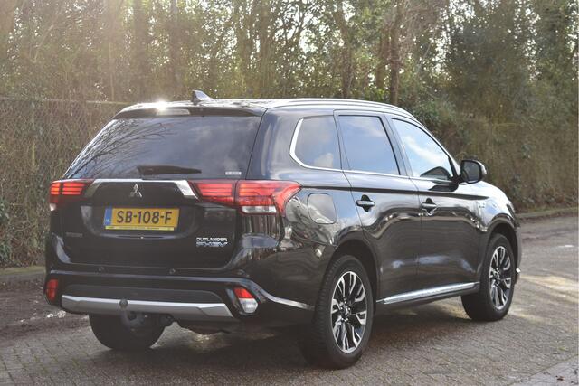 Mitsubishi OUTLANDER 2.0 PHEV Premium 203PK 4WD | NL-Auto | Camera | Trekhaak | Carplay | Standkachel | Keyless | Stoel- & stuurverwarming | Allweathers | LED / Xenon