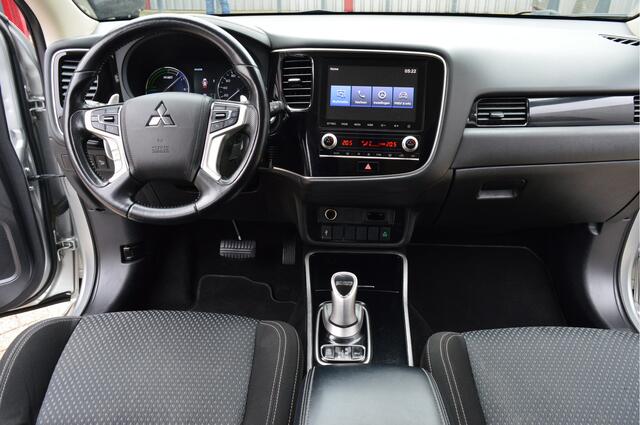 Mitsubishi OUTLANDER 2.4 PHEV Pure O.a: Haak, PDC, Camera, Keyless, Carplay, DAB, Etc. All-in prijs!