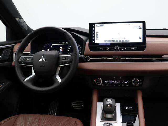 Mitsubishi OUTLANDER 2.4 PHEV Instyle+ | Trekhaak | Bruin lederen bekleding | Yamaha audio | Panoramadak | Stoelmassage |