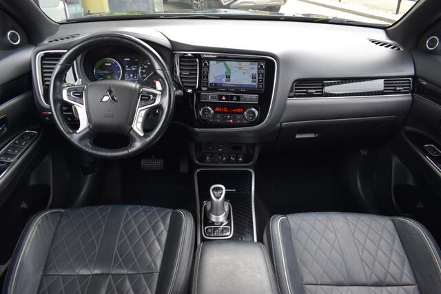 Mitsubishi OUTLANDER 2.4 PHEV Pure+ Schuifdak | Trekhaak | Leder | Navigatie | Stuur + Stoelverwarming | Electrische achterklep