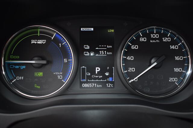 Mitsubishi OUTLANDER 2.4 PHEV Pure+ Schuifdak | Trekhaak | Leder | Navigatie | Stuur + Stoelverwarming | Electrische achterklep