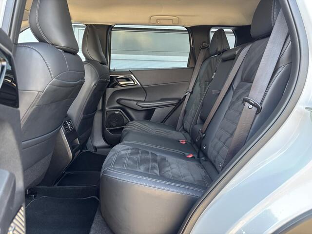 Mitsubishi OUTLANDER 2.4 PHEV Business Edition / 1600kg Trekgewicht / 8 jaar Garantie / Origineel NL Auto / Yamaha Audio Installatie / Navigatie/ Apple Carplay Android Auto / Stuur-& Stoelverwarming / 360 Camera / HUD / Elektrische Achterklep / PHEV AWD 4WD