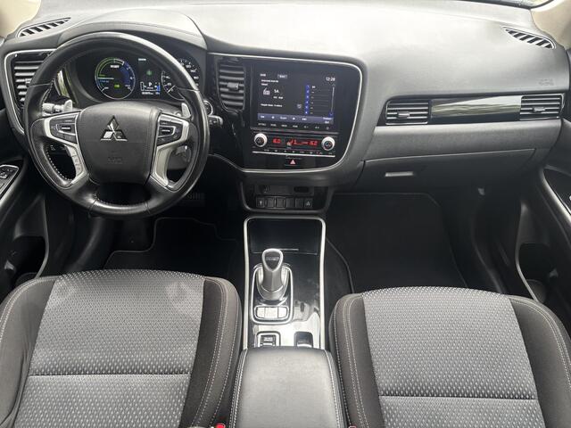 Mitsubishi OUTLANDER 2.4 PHEV Pure / trekhaak / 1500 kg trekgewicht / Apple carplay / Android auto / achteruitrijcamera / cruise control / voor en achteruitrijsensoren /