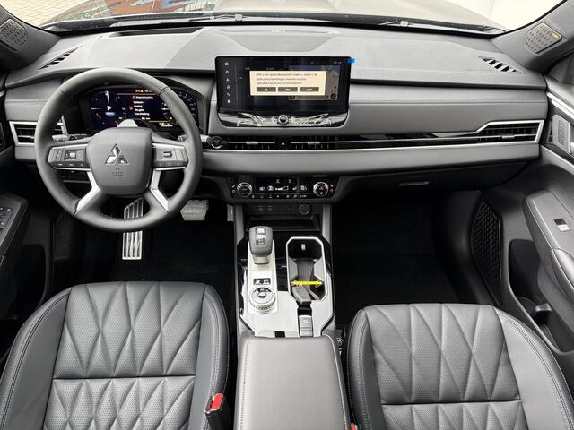 Mitsubishi OUTLANDER 2.4 PHEV Black Edition / ¤4000,- Voordeel Op Nieuwprijs / Uit voorraad leverbaar / 20 inch zwarte lichtmetalen velgen / Schuif-Kanteldak / Elektrisch verstelbare stoelen met geheugen functie / Elektrische achterklep / Stoel verwarming & ventilatie