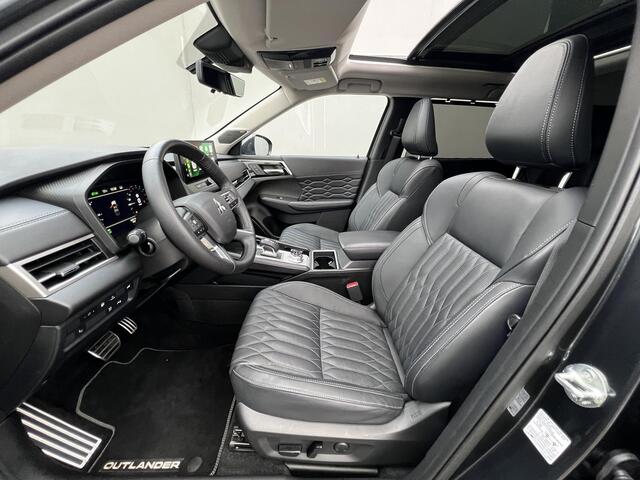 Mitsubishi OUTLANDER 2.4 PHEV Black Edition / ¤4000,- Voordeel Op Nieuwprijs / Uit voorraad leverbaar / 20 inch zwarte lichtmetalen velgen / Schuif-Kanteldak / Elektrisch verstelbare stoelen met geheugen functie / Elektrische achterklep / Stoel verwarming & ventilatie