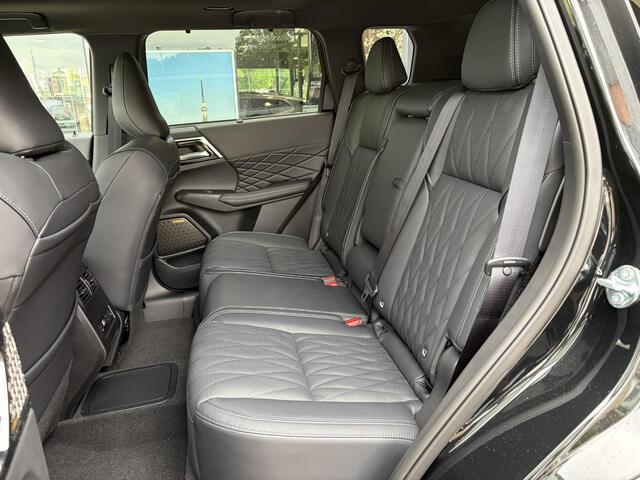 Mitsubishi OUTLANDER 2.4 PHEV Black Edition / ¤4000,- Voordeel Op Nieuwprijs / Uit voorraad leverbaar / 20 inch zwarte lichtmetalen velgen / Schuif-Kanteldak / Elektrisch verstelbare stoelen met geheugen functie / Elektrische achterklep / Stoel verwarming & ventilatie