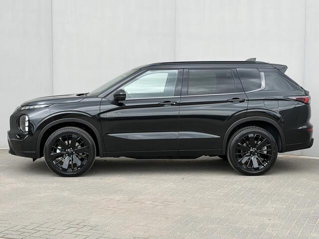 Mitsubishi OUTLANDER 2.4 PHEV Black Edition / ¤4000,- Voordeel Op Nieuwprijs / Uit voorraad leverbaar / 20 inch zwarte lichtmetalen velgen / Schuif-Kanteldak / Elektrisch verstelbare stoelen met geheugen functie / Elektrische achterklep / Stoel verwarming & ventilatie