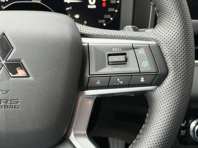Mitsubishi OUTLANDER 2.4 PHEV Black Edition / ¤4000,- Voordeel Op Nieuwprijs / Uit voorraad leverbaar / 20 inch zwarte lichtmetalen velgen / Schuif-Kanteldak / Elektrisch verstelbare stoelen met geheugen functie / Elektrische achterklep / Stoel verwarming & ventilatie
