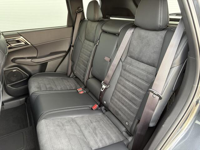 Mitsubishi OUTLANDER 2.4 PHEV Intense MY26 / AFNEEMBARE TREKHAAK! / Adaptief Cruise Control / Apple Carplay&Android Auto / 1600kg trekgewicht / Full-Map Navigatie / Airco / Stoelverwarming Voor / 360 Camera+Sensoren /