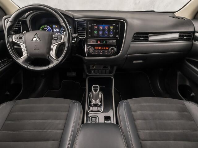 Mitsubishi OUTLANDER 2.4 PHEV Intense+ 225Pk Automaat (APPLE CARPLAY, CAMERA, LEDER/ALCANTARA, SPORTSTOELEN, GETINT GLAS, TREKHAAK, NIEUWE APK, NIEUWSTAAT)
