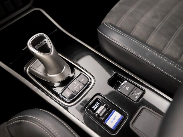 Mitsubishi OUTLANDER 2.4 PHEV Intense+ 225Pk Automaat (APPLE CARPLAY, CAMERA, LEDER/ALCANTARA, SPORTSTOELEN, GETINT GLAS, TREKHAAK, NIEUWE APK, NIEUWSTAAT)