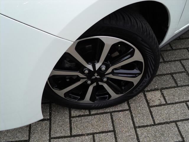 Mitsubishi SPACE STAR 1.2 AUTOMAAT | NAVIGATIE | VIERSEIZOENEN BANDEN | 15" TWO TONE LICHTMETALEN WIELEN | CRUISE CONTROL | STOELVERWARMING | BLUETOOTH |