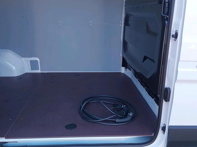 Nissan INTERSTAR Interstar-e L2H2 Limited 87 kWh Wandbekleding, laadvloer en trekhaak