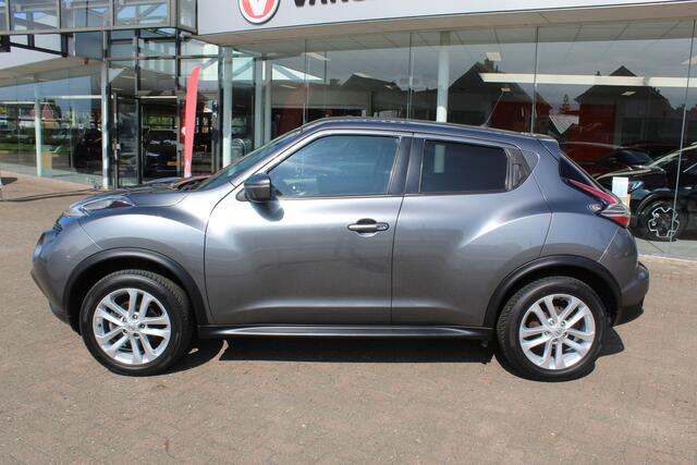 Nissan JUKE 1.2-116pk DIG-T S/S N-Connecta. Erg nette en goed onderhouden hoogzitter. Afkomstig van de eerste eigenaar ! Autm. airco, metallic lak, LM wielen, camera, navigatie, telefoonvoorb., trekhaak + afn. kogel, cruise control, privacy glass etc.