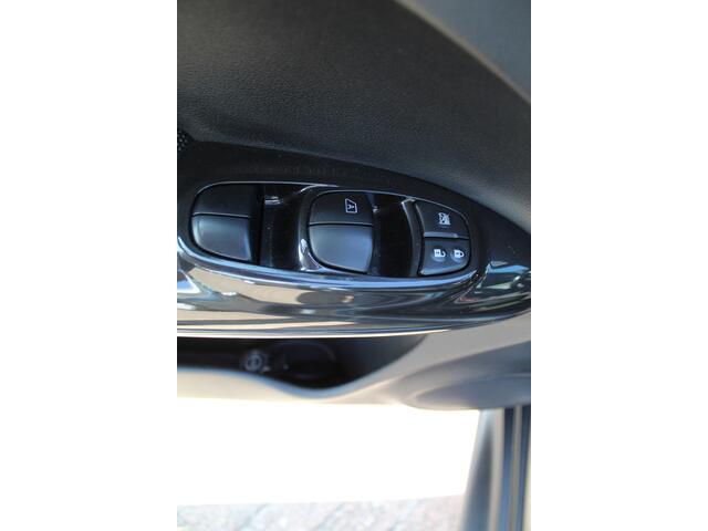 Nissan JUKE 1.2-116pk DIG-T S/S N-Connecta. Erg nette en goed onderhouden hoogzitter. Afkomstig van de eerste eigenaar ! Autm. airco, metallic lak, LM wielen, camera, navigatie, telefoonvoorb., trekhaak + afn. kogel, cruise control, privacy glass etc.