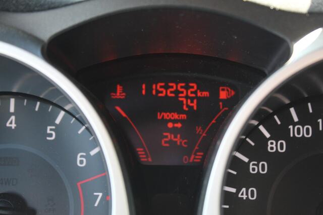 Nissan JUKE 1.2-116pk DIG-T S/S N-Connecta. Erg nette en goed onderhouden hoogzitter. Afkomstig van de eerste eigenaar ! Autm. airco, metallic lak, LM wielen, camera, navigatie, telefoonvoorb., trekhaak + afn. kogel, cruise control, privacy glass etc.