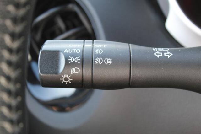 Nissan JUKE 1.2-116pk DIG-T S/S N-Connecta. Erg nette en goed onderhouden hoogzitter. Afkomstig van de eerste eigenaar ! Autm. airco, metallic lak, LM wielen, camera, navigatie, telefoonvoorb., trekhaak + afn. kogel, cruise control, privacy glass etc.