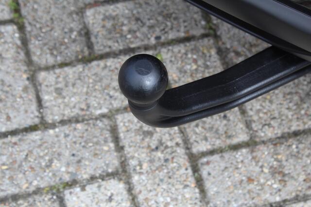 Nissan JUKE 1.2-116pk DIG-T S/S Acenta. Zeer nette en goed onderhouden hoogzitter ! Autm. airco, camera, trekhaak, LM wielen, airco, cruise control, navigatie, telefoonvoorb., All season banden, privacy glass etc