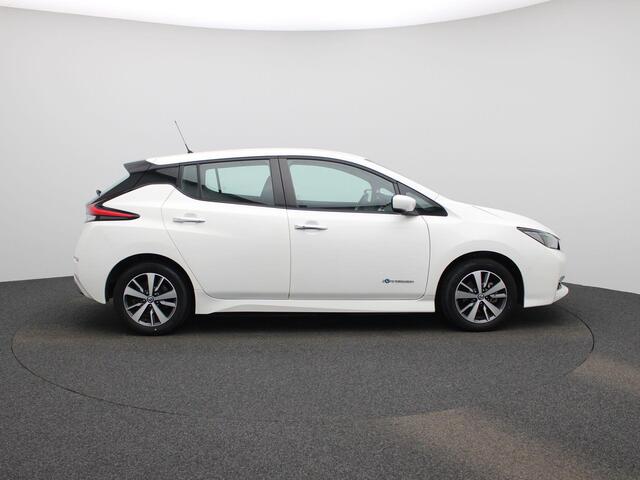 Nissan LEAF Acenta 40 kWh | Climate Control / ECC | Licht metalen velgen 16 inch | Cruise control Adaptive | Connectiviteit af fabriek, Navigatie | LED koplampen | Park Distance Control achter | Achteruitrijcamera |