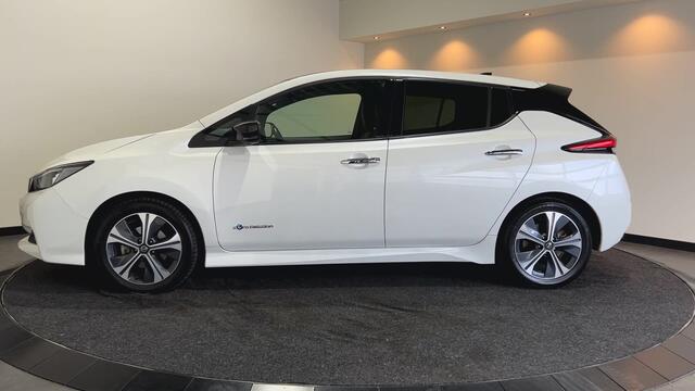Nissan LEAF Tekna 40 kWh Leer | Navigatie | LED | Trekhaak | SOH 86,1% dak zwart