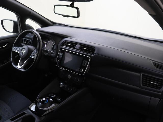Nissan LEAF N-Connecta 40 kWh achterbank verwarmd | Apple Carplay/Android Auto | SoH 88,54% | cruise control adaptief | dodehoek detectie | lichtmetalen velgen 17" | navigatiesysteem full map | rijstrooksensor met correctie | voorstoelen verwarmd| warmtepomp