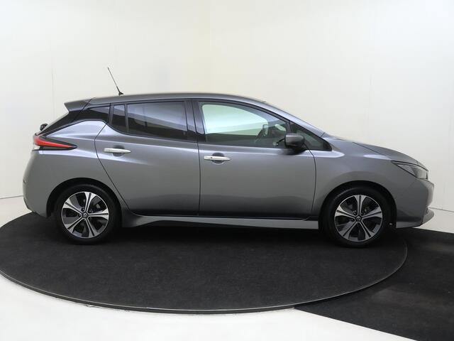 Nissan LEAF N-Connecta 40 kWh achterbank verwarmd | Apple Carplay/Android Auto | SoH 88,54% | cruise control adaptief | dodehoek detectie | lichtmetalen velgen 17" | navigatiesysteem full map | rijstrooksensor met correctie | voorstoelen verwarmd| warmtepomp