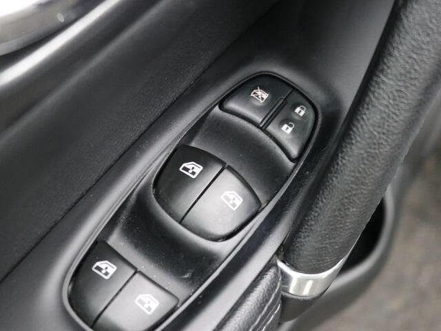 Nissan QASHQAI 1.3 DIG-T Tekna / Automaat / Trekhaak / 1500kg Trekgewicht / GROOT Glazendak / Stoelverwarming / Elektrisch Verstelbare Stoel / Dealeronderhouden / LMV / 360 Camera /