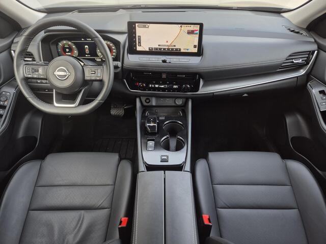 Nissan X-TRAIL 1.5 e-Power Tekna Automaat / Fabrieksgarantie tot 05-2028 / Dealer onderhouden / All Season banden / Stuur-, Stoel en Achterbank verwarming / Head Up Display / Elektrische achterklep / Rondomzicht camera / Adaptief CC /