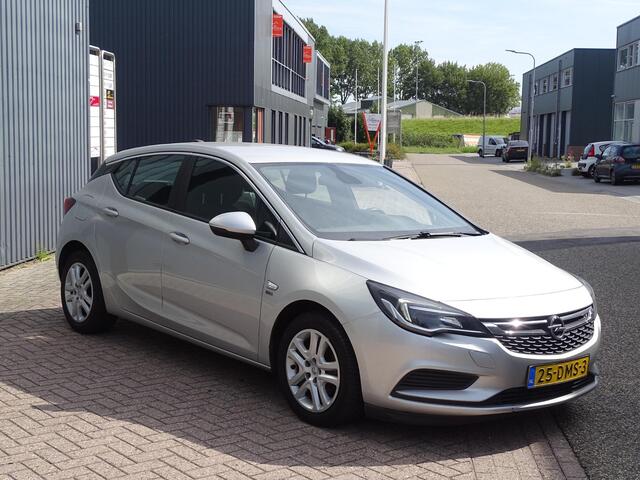 Opel ASTRA 1.6 CDTI AIRCO| NAVIGATIE| CRUISECONTROL| LED DAGRIJVERLICHTGING| PARKEER SENSOREN| LICHTE SCHADE!! GEEN NL KENETEKEN EX BPM