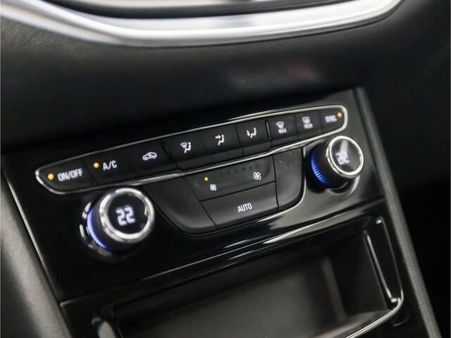 Opel ASTRA Sports Tourer 1.2 Sport (APPLE CARPLAY, NAVIGATIE, ADAPTIVE CRUISE, CLIMATE, CAMERA, TREKHAAK, LEDER, SPORTSTOELEN, PARKEERSENSOREN, LED KOPLAMPEN, DAB+, NIEUWSTAAT)