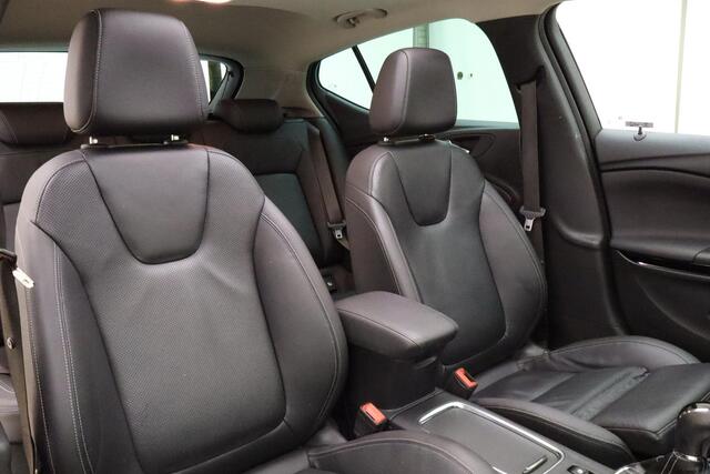 Opel ASTRA 1.6 Innovation 200 PK | Navigatie | Lederen bekleding | Schuif/kanteldak | Afneembare trekhaak | Lichtmetae velgen | Stoel & Stuurverwarming