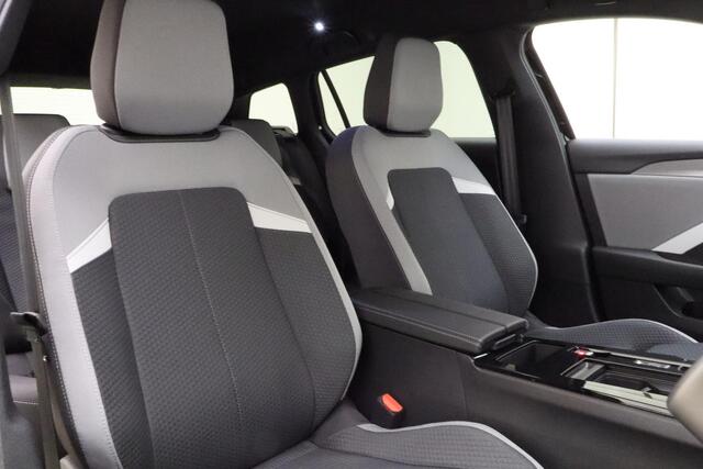 Opel ASTRA Electric 54 kWh Business Edition | DEMO | Navigatie | Adapt. Cruise control | Camera | Climate control | Stoel- en stuurverwarming | Warmtepomp