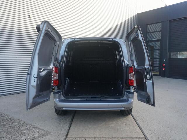 Opel COMBO TECH L1 50kWh | 0% rente | 8 jaar garantie | navigatie | Apple Carplay | camera | digitale binnenspiegel | parkeersensoren v/a | dodehoekdetectie | bumpers in kleur | Climate Control | etc.