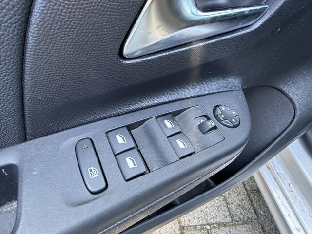 Opel CORSA 1.2 Turbo GS | Camera | Parkeersensoren voor/achter | Panorama | Stoel en stuurverwarming | Cruisecontrol | Climate | Apple Carplay/Android Auto