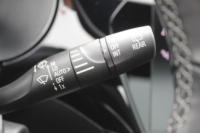 Opel CORSA 1.2 GS Line Climate control , Stoel en Stuur verwarming, Panoramadak Cruise control , Camera, Parkeersensoren voor + achter