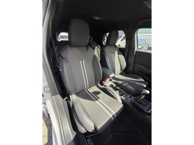 Opel CORSA 100pk GS (Camera - Keyless Entry - LED - Automatische Airco - Navigatie - Apple Carplay - Draadloos laden - Digitaal dashboard)