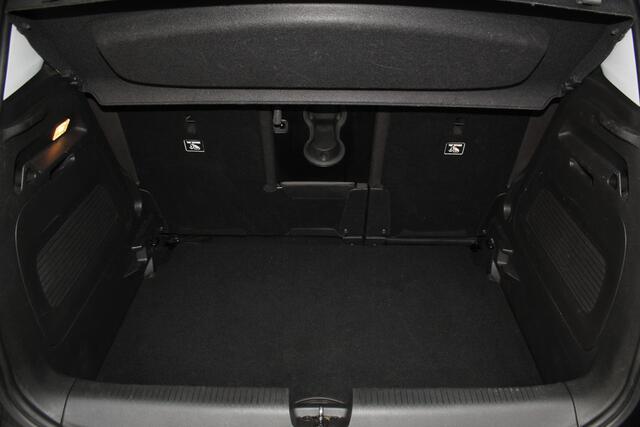 Opel Crossland X 1.2-131pk Turbo Innovation. Two tone. Erg nette en luxe hoogzitter voor nog jaren rijplezier ! Autm. airco, parkeersensoren v+a, camera, LM wielen, ergonomische voorstoelen, cruise control, side assist, navigatie, telefoonvoorb. etc.