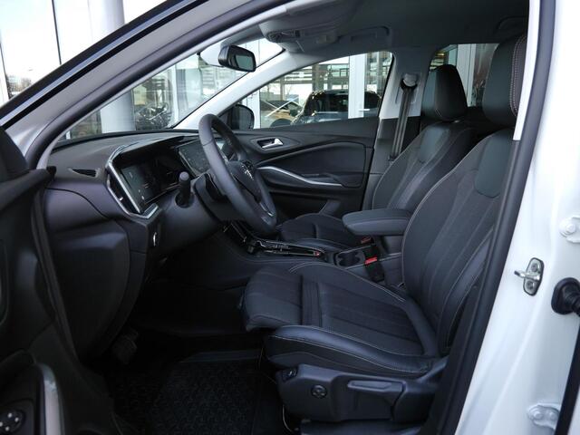Opel Grandland 1.2 Turbo GS Black Pack | Automaat | Stoel en stuurverwarming | Navigatie | Achteruitrijcamera | Comfort stoelen | Adaptive cruise control | Parkeersensoren voor en achter | Led verlichting | Climate control