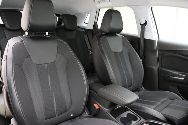 Opel Grandland 1.2 Turbo GS Black Pack | Automaat | Stoel- en stuurverwarming | Navigatie | Achteruitrijcamera | Comfort stoelen | Adaptive Cruise Control | Parkeersensoren voor en achter | Led verlichting | Climate Control