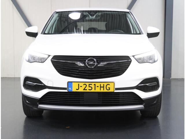 Opel Grandland X 1.2 130PK Turbo Business Executive | 1ste eigenaar | AppleCarPlay/AndroidAuto | Trekhaak | Camera | AGR Bestuurdersstoel | Dodehoekdetectie | Navigatie | Isofix | Privacy Glass | Elektrische Klep |