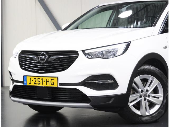 Opel Grandland X 1.2 130PK Turbo Business Executive | 1ste eigenaar | AppleCarPlay/AndroidAuto | Trekhaak | Camera | AGR Bestuurdersstoel | Dodehoekdetectie | Navigatie | Isofix | Privacy Glass | Elektrische Klep |