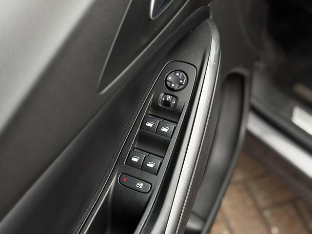 Opel Grandland X 1.6 Hybrid 225pk Automaat | Vol lederen bekleding | Stoelverwarming/Ventilatie | Clima | Cruise | LM Velgen | Privacy glas | RIJKLAARPRIJS INCL 12 MAANDEN GARANTIE EN BEURT