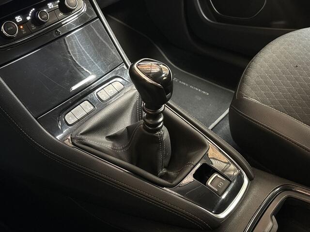 Opel Grandland X 1.2 Turbo Sport (APPLE CARPLAY, PARELMOER, NAVIGATIE, STUUR/STOELVERWARMING, GETINT GLAS, SPORTSTOELEN, CRUISE, PARKEERSENSOREN, NIEUWE APK, NIEUWSTAAT)