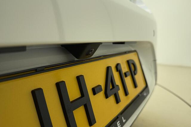 Opel e-Corsa Electric Long Range GS 51 kWh | Navigatie | Stoel & Stuurverwarming | Keyless | 17" Lichtmetalen velgen | Zwart dak | DAB Radio