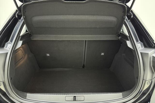 Opel e-Corsa Elegance 50 kWh | 17" Lichtmetalen velgen | Navigatie | Camera | Climate control | Keyless | Extra getint glas | Cruise control