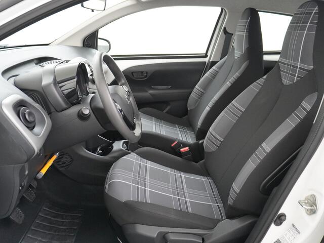 Peugeot 108 1.0I 70PK e-VTi 5Drs Airco Isofix ESP CV met afstandsbediening Elek.ramen Active BluetoothPack Premium **SLECHTS 31.518 KM ** ¤ 23,- Wegenbelasting p/m 100% Dealeronderhouden Origineel Nederlandse Auto