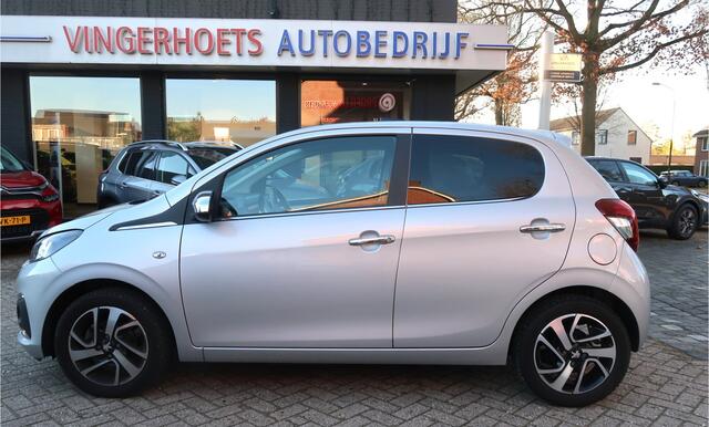 Peugeot 108 1.0 e-VTi Allure 73 Pk. 5-Deurs Climate Control * Begrenzer * L.M. Velgen * Telefoonkoppeling * USB * Mistlampen * Donkere ruiten Achterportieren * Vingerhoets; Vierde Generatie Eersteklas Service ! Al meer dan 100 jaar een begrip in de Brabantse Kempen.