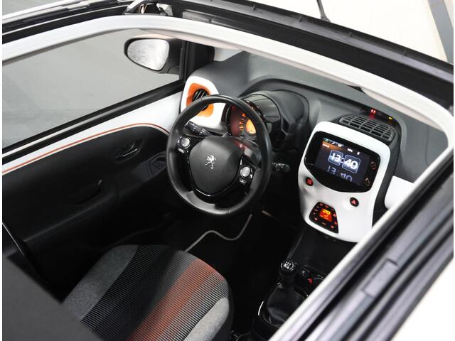 Peugeot 108 1.2 82PK TOP! Roland Garros | Vouwdak/Cabrio | Climate Control | Camera | Bluetooth | LED | Start/Stop Systeem | Buitenspiegels elektrisch verstel -en verwarmbaar | 15"LMV | Navigatie | Isofix | Privacy Glass |