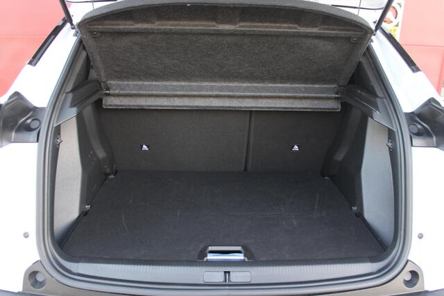 Peugeot 2008 1.2 100PK ALLURE | DRAADLOZE APPLE CARPLAY/ANDROID | DRAADLOZE TELEFOONLADER | NAVIGATIE | ACHTERUITRIJ CAMERA | LICHTMETALEN VELGEN 17" | CLIMATE CONTROL | CRUISE CONTROL | LED KOPLAMPEN |
